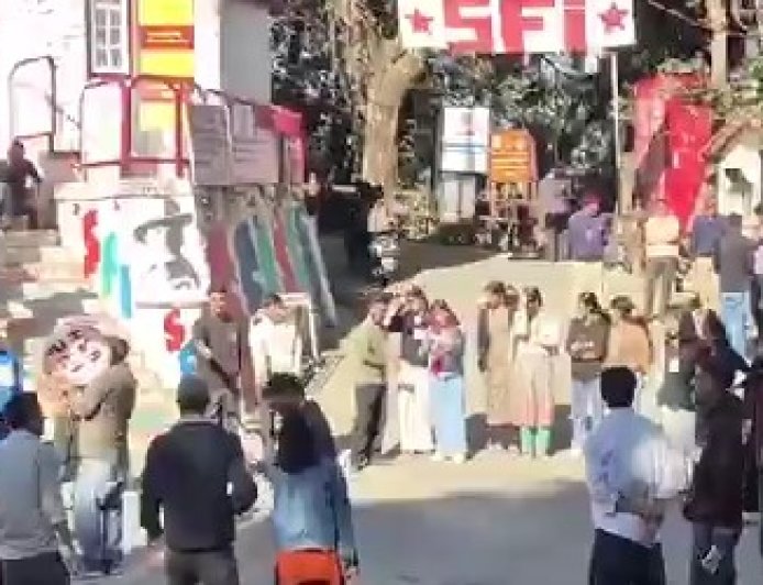 शिमला में एसएफआई ने भाजपा, आरएसएस और ज्ञानेश कुमार का पुतला जलाया, नीतियों के खिलाफ किया प्रदर्शन