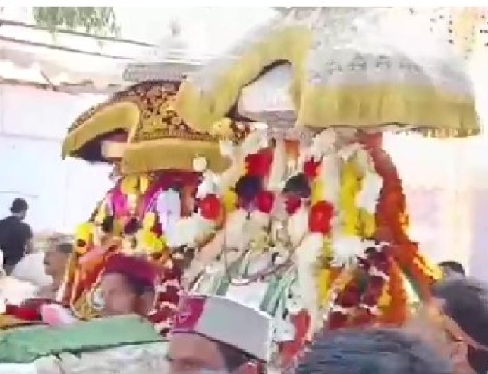 भगवान रघुनाथ के मंदिर सुल्तानपुर रवाना हुए देवी-देवता, ढोल-नगाड़ों पर झूमे श्रद्धालु
