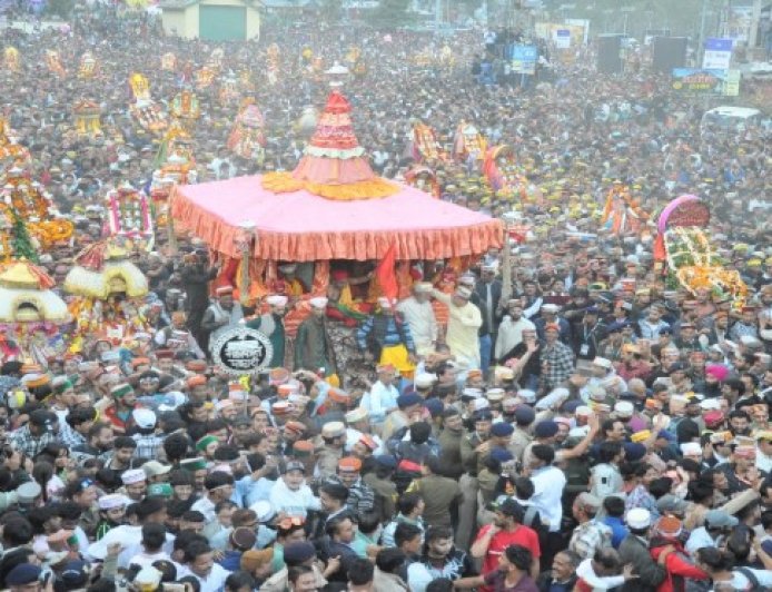 भगवान रघुनाथ की भव्य रथयात्रा से देव महाकुंभ का आगाज, विराजमान हुए 300 देवी-देवता