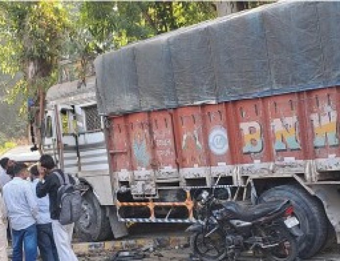 बेकाबू ट्रक ने चार वाहनों को मारी टक्कर, छह घायल