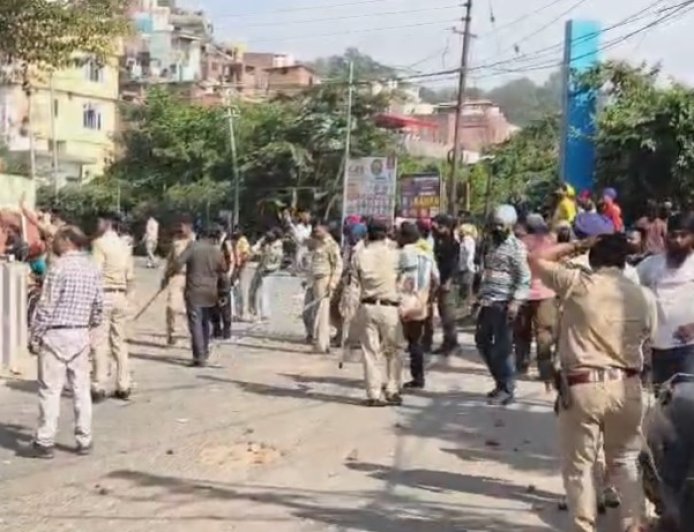 नाहन में स्वागत गेट लगाने को लेकर दो पक्षों में हिंसक झड़प, पत्थरबाजी और लाठीचार्ज