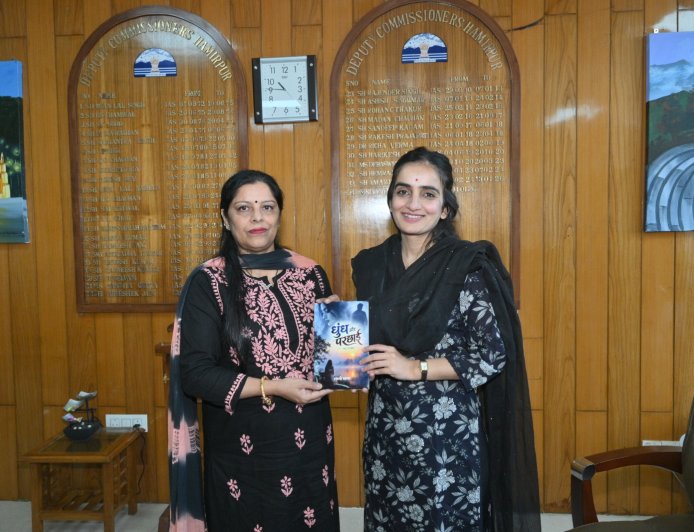 लेखिका रजनी बाला ने डीसी गंधर्वा राठौड़ को भेंट किया लघु उपन्यास ‘धुंध और परछाई’