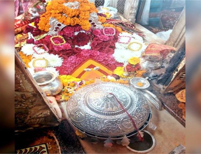 मां चिंतपूर्णी में मनोकामना पूरी होने पर जालंधर के श्रद्धालु परिवार ने अर्पित किया डेढ़ किलो चांदी का छत्र