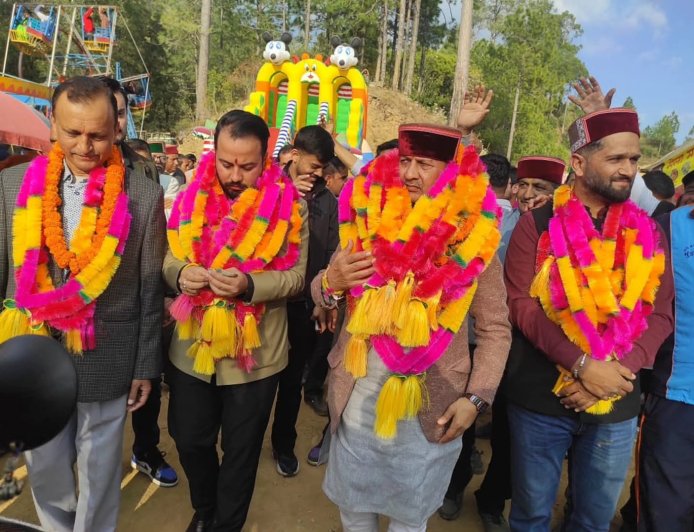 सांसद सिकंदर कुमार ने दरभोग के बीशू मेले में विकास कार्यों के लिए 10 लाख देने की घोषणा की