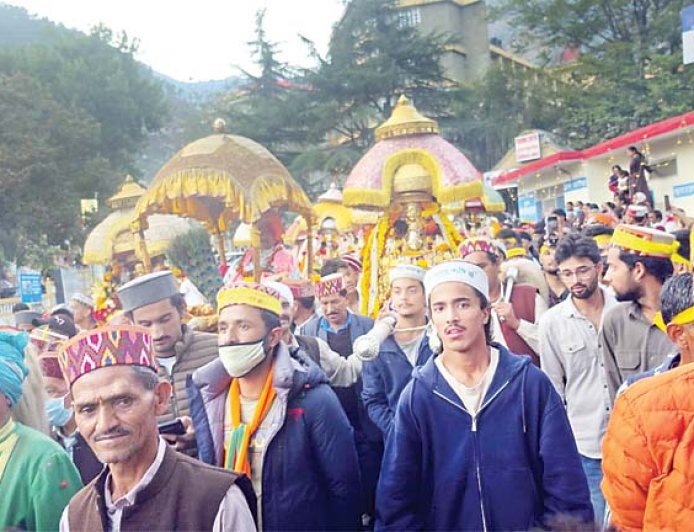 देवरथ पर सवार होकर निकले भगवान नरसिंह, ढालपुर में उमड़ा आस्था का सैलाब