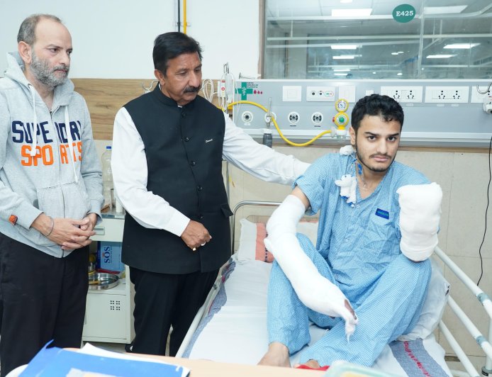 मुसीबत में घिरे परिवार के लिए मददगार बने मुकेश अग्निहोत्री, विवेक का हाल जानने पहुंचे एम्स बिलासपुर