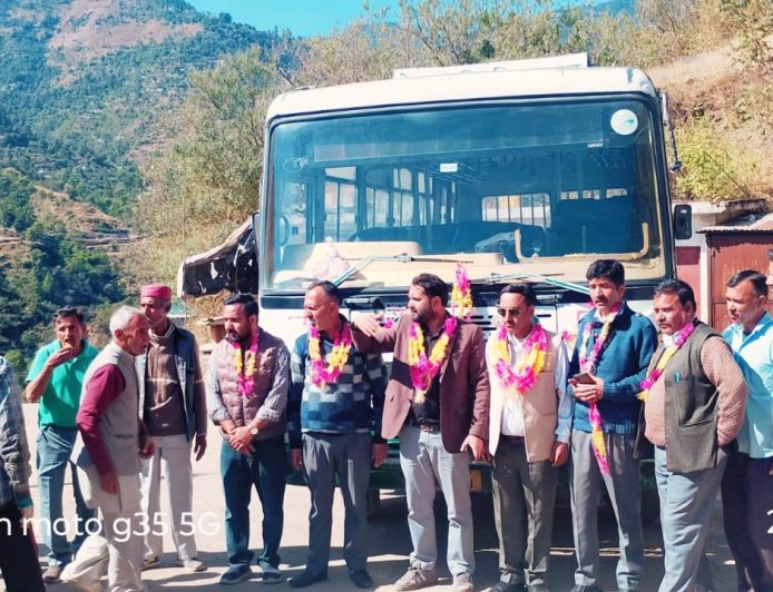 आजादी के आठ दशक बाद बलोग गांव पहुंची बस- ग्रामीणों ने लड्डू बांटकर मनाया जश्न
